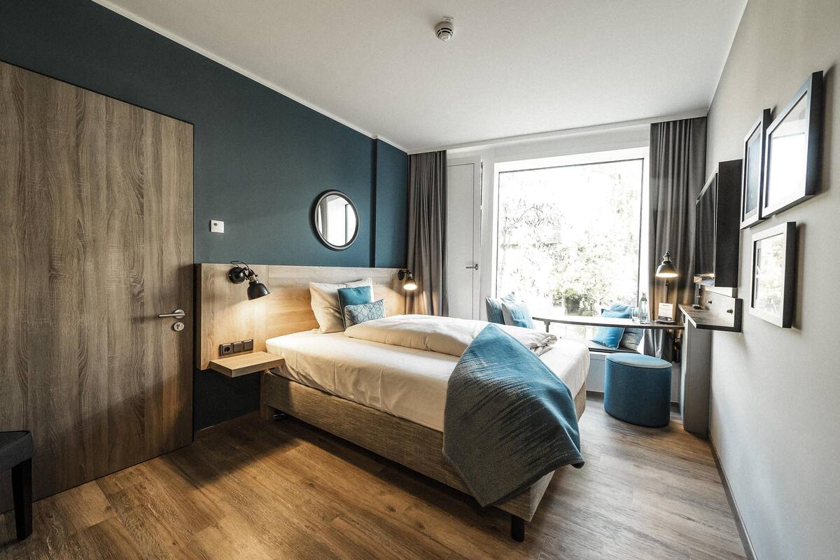 Habitación individual | Ropa de cama de alta calidad, caja fuerte, escritorio y cortinas opacas