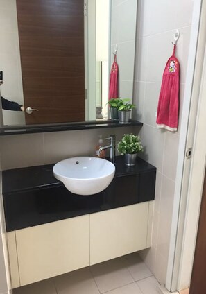 Appartement, 1 chambre | Lavabo de la salle de bain