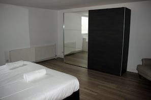 Lägenhet Comfort - 2 sovrum - kök | Unika möbler, arbetsyta för laptop och strykjärn/strykbräda