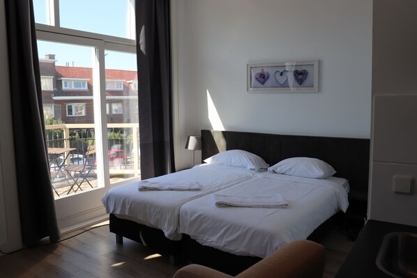 Muebles diferentes y espacio para trabajar con laptop