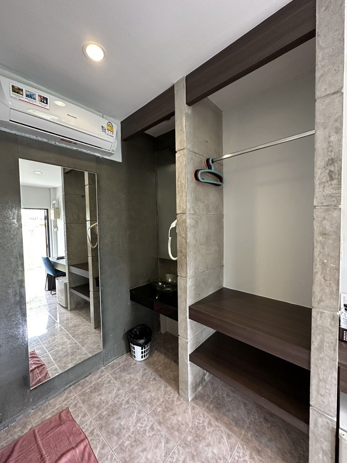 Escritorio, espacio para trabajar con un portátil, cortinas opacas