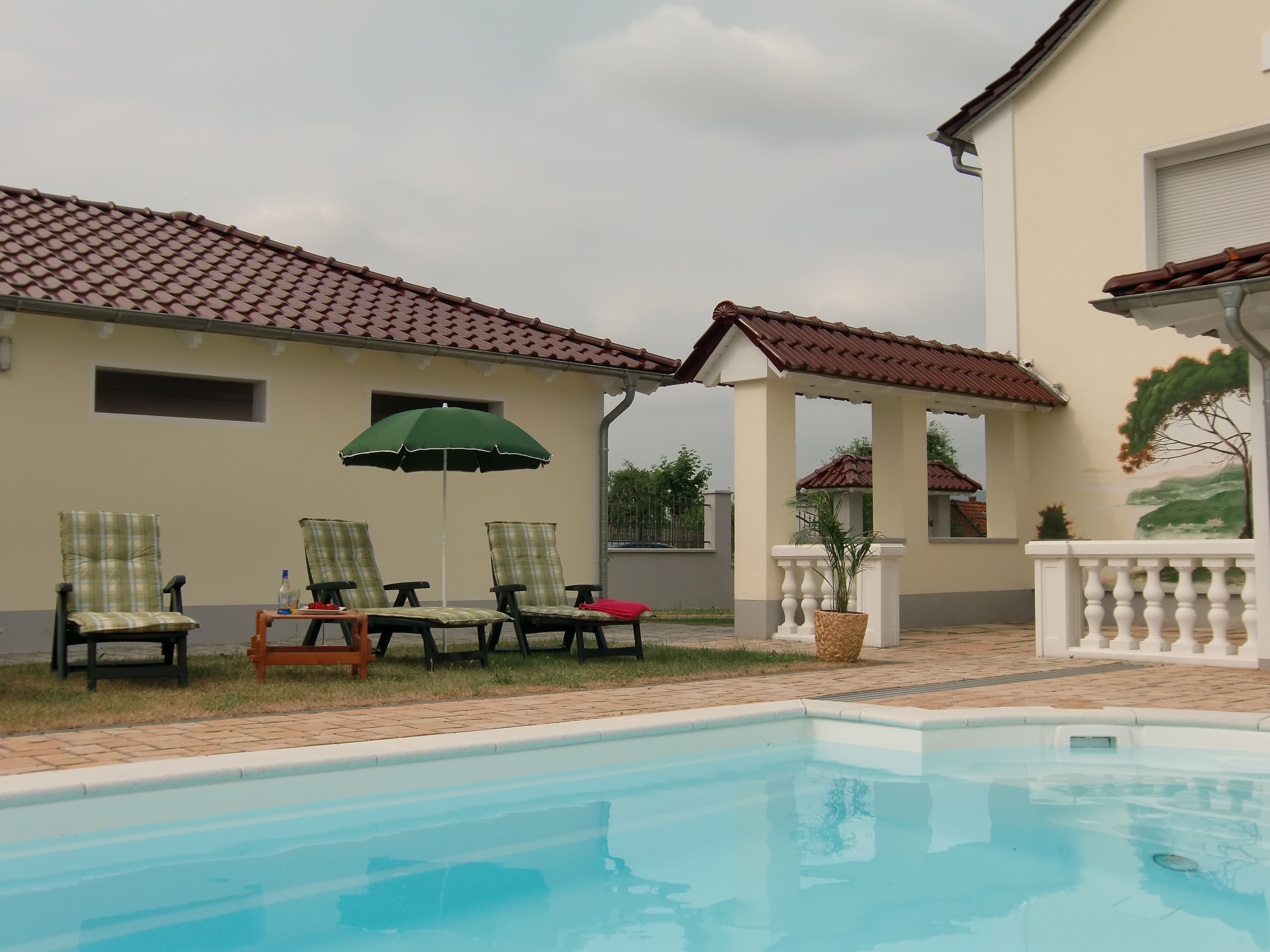 Hồ bơi ngoài trời phục vụ theo mùa 