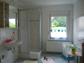 Comfort Apartment | Bathroom | Shower, bathrobes, towels - Pummpälzhof (Bad Salzungen)