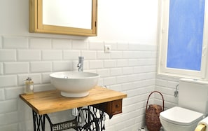 Superior Apartment, 2 Bedrooms | Bathroom | Shower, free toiletries, hair dryer, towels