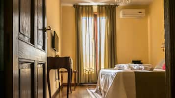 Quarto casal standard, 1 cama de casal, banheiro privativo | 1 quarto, cofres nos quartos, Wi-Fi de cortesia, roupa de cama