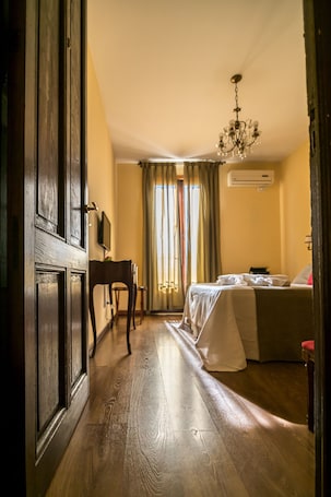 Standard Double Room, 1 Double Bed, Private Bathroom | 1 bedroom, in-room safe, free WiFi, bed sheets