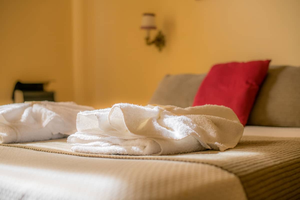Habitación estándar doble, 1 cama doble, baño privado | 1 dormitorio, caja fuerte, wifi gratis y ropa de cama