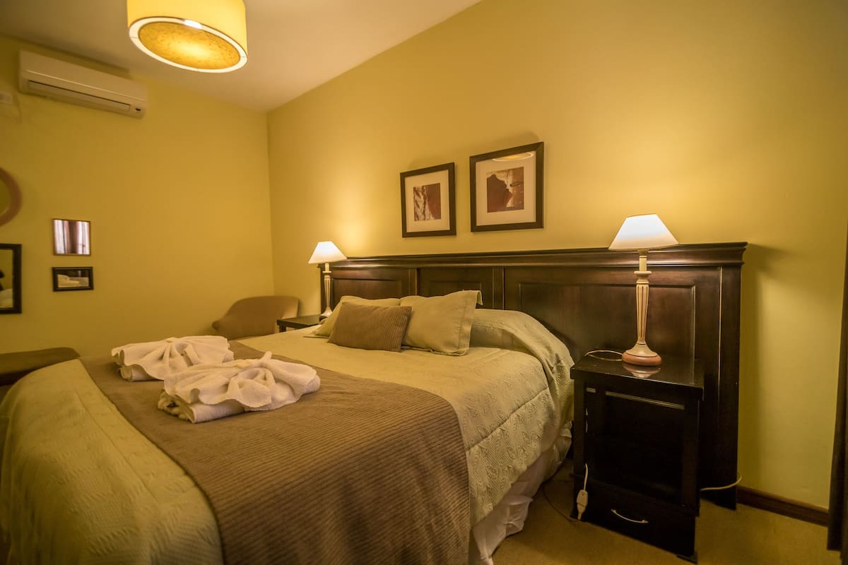 Habitación doble superior, 1 cama de matrimonio, baño privado | 1 dormitorio, caja fuerte, wifi gratis y ropa de cama