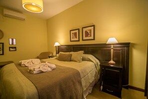 Habitación doble superior, 1 cama de matrimonio, baño privado | 1 dormitorio, caja fuerte, wifi gratis y ropa de cama