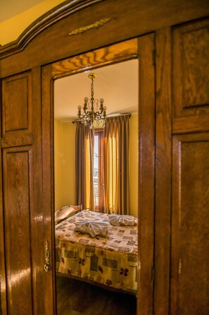 Habitación estándar doble, 1 cama doble, baño privado | 1 dormitorio, caja fuerte, wifi gratis y ropa de cama