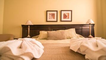 Quarto casal superior, 1 cama Queen, banheiro privativo | 1 quarto, cofres nos quartos, Wi-Fi de cortesia, roupa de cama