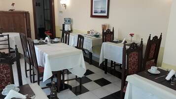 Café da manhã com buffet grátis todos os dias