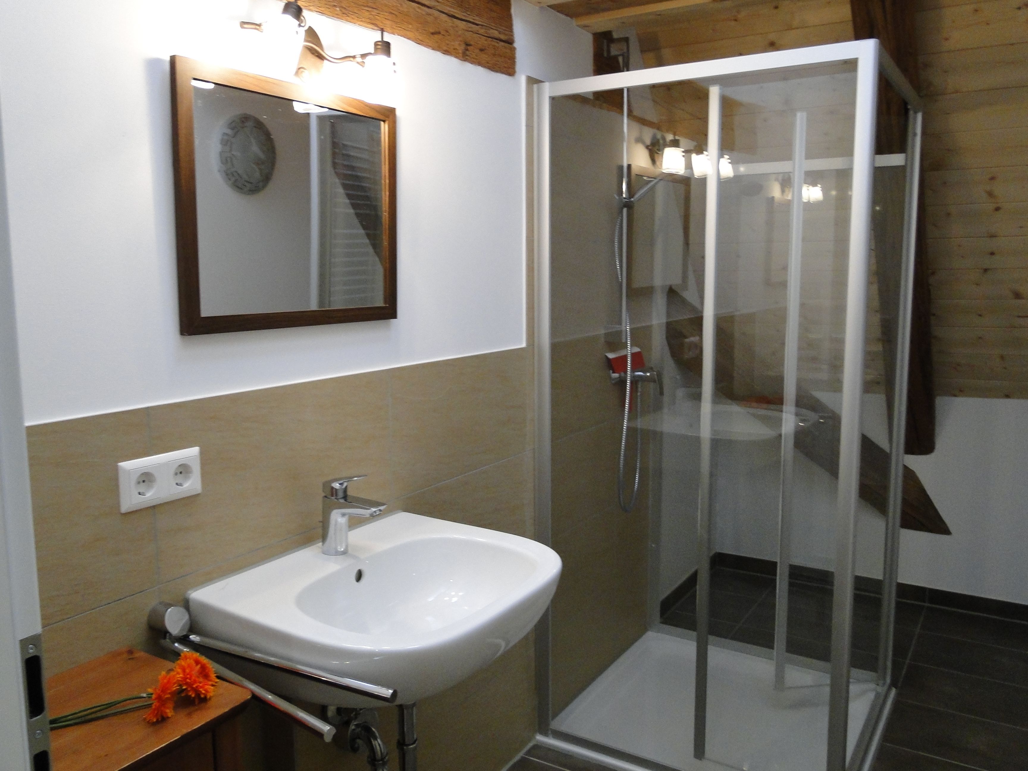 Apartment, 3 Bedrooms | Bilik Mandi | Pancuran mandi, pengering rambut, tuala disediakan 