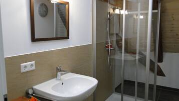 Apartment, 3 Bedrooms | Bilik Mandi | Pancuran mandi, pengering rambut, tuala disediakan