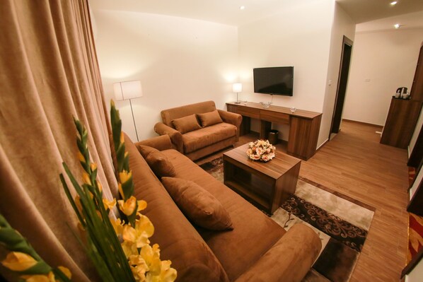 Flat-screen TV - Nairoukh Hotel (Amman)