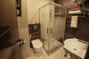 Shower, free toiletries - Nairoukh Hotel (Amman)