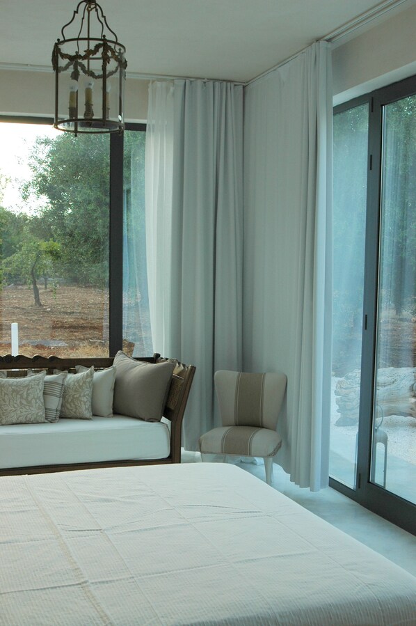 Panorama driepersoonskamer, uitzicht op tuin | Luxe beddengoed, bedden met traagschuimmatrassen, een minibar