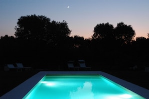 Una piscina al aire libre de temporada, una piscina en la azotea