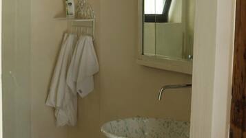 Design-Dreibettzimmer | Badezimmer | Dusche, Regendusche, Designer-Toilettenartikel, Haartrockner