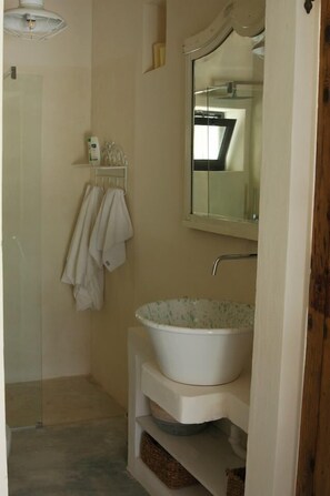 Design-Dreibettzimmer | Badezimmer | Dusche, Regendusche, Designer-Toilettenartikel, Haartrockner