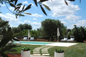 Een seizoensgebonden buitenzwembad en een zwembad op het dak