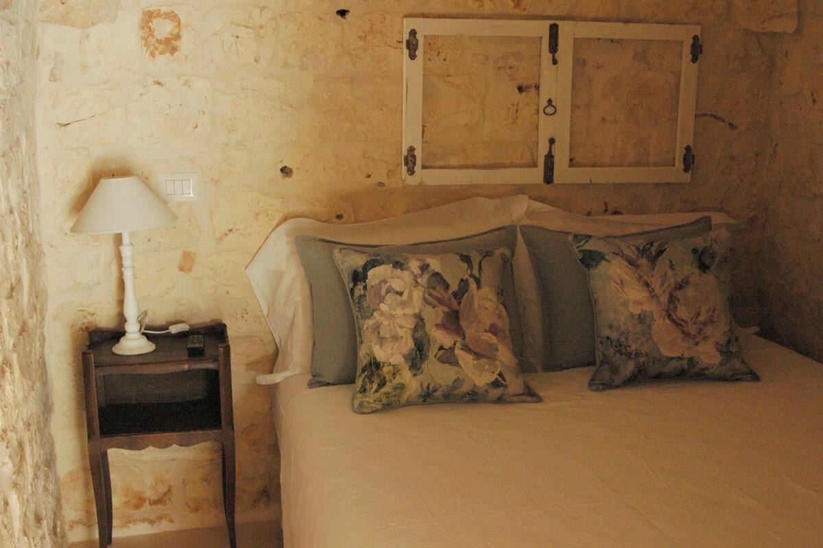 Romantic Apartment, Non Smoking | Premium bedding, memory-foam beds, minibar, in-room safe