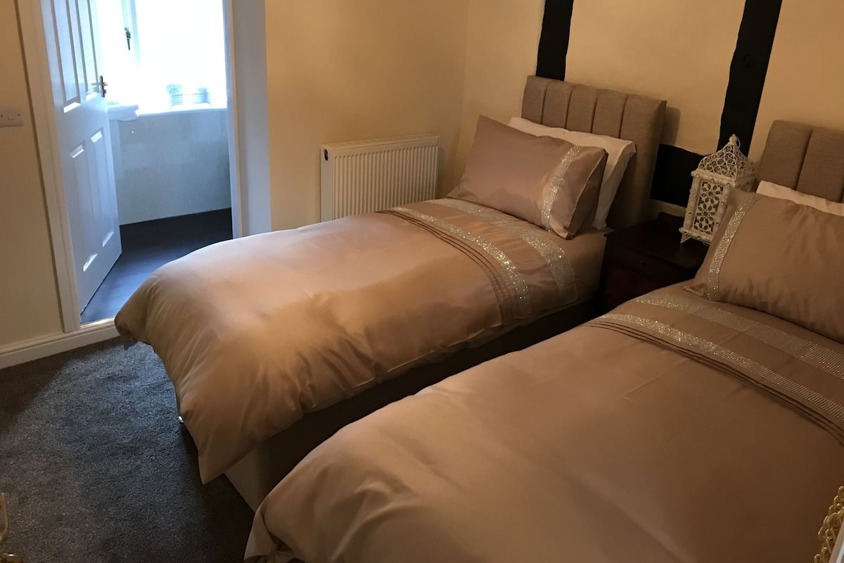 Iron/ironing board, free WiFi, bed sheets