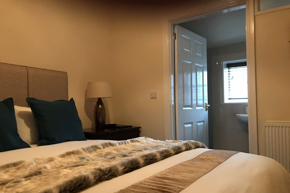 Iron/ironing board, free WiFi, bed sheets