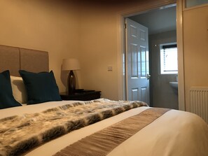 Een strijkplank/strijkijzer, gratis wifi, beddengoed