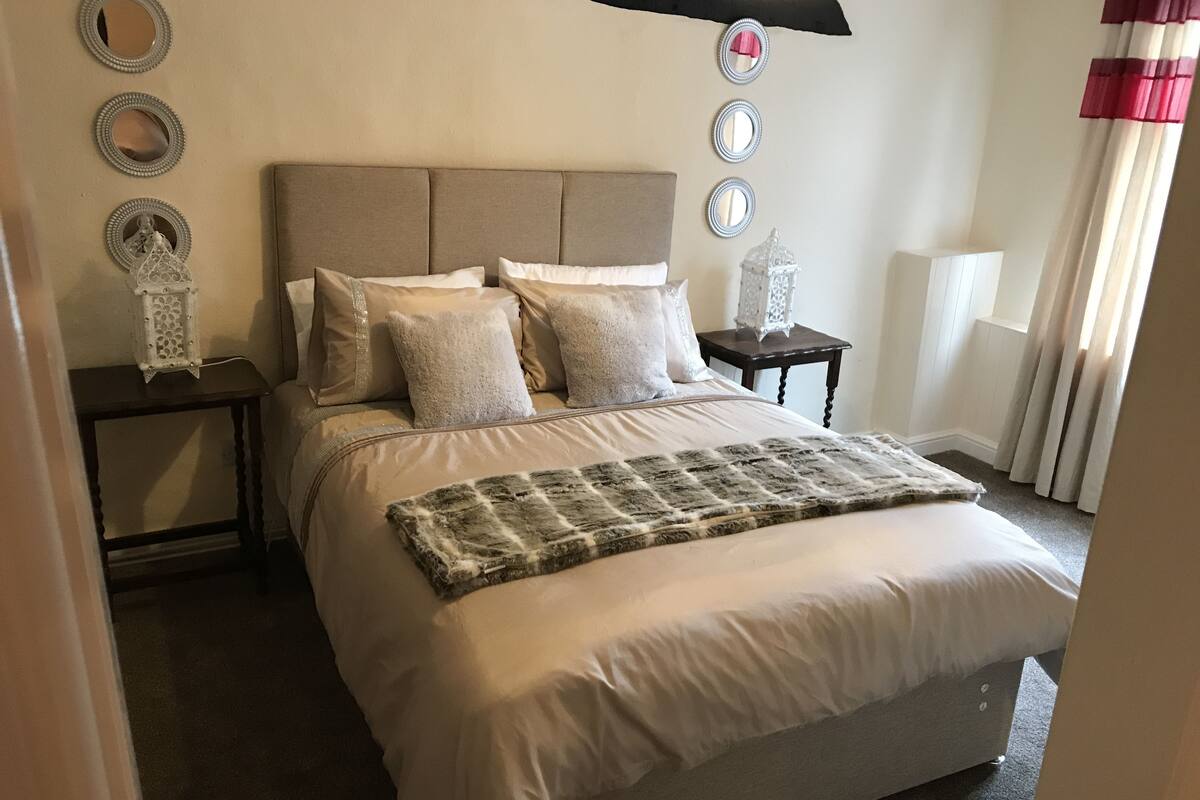 Iron/ironing board, free WiFi, bed sheets