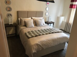 Chambre Double (King Bed) | Fer et planche Ă repasser, Wi-Fi gratuit, draps fournis