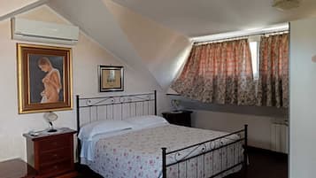 Junior Suite | 1 bedroom, desk, free WiFi, bed sheets