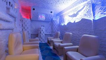 Kasvohoitoja, käsi- ja jalkahoitoja