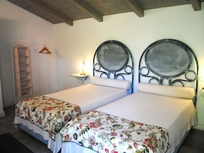 Habitación con 2 camas individuales, 2 camas individuales | Ropa de cama de alta calidad, minibar, escritorio y camas extra 
