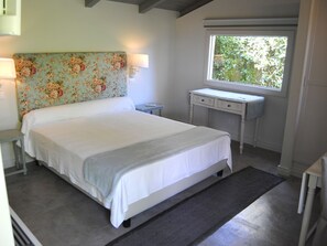 Double Room | Peralatan tempat tidur premium, bar mini, meja 