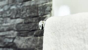 Basic-dobbeltværelse | Badeværelse | Bruser, boblebadekar, gratis toiletartikler
