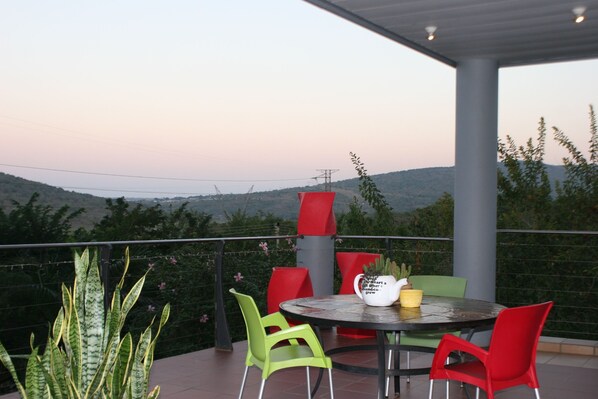 Suite, 1 cama Queen size, baño en la habitación, vista al río | Terraza o patio