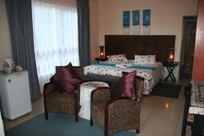 Suite, baño privado, vista a la montaña | Caja de seguridad en la habitación y tabla de planchar con plancha 