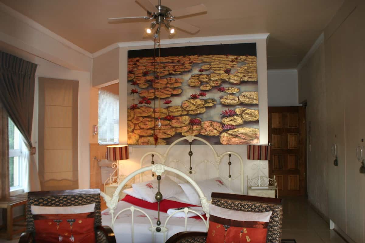 Suite, 1 Queen Bed, Ensuite, River View | In-room safe, iron/ironing board, free WiFi, bed sheets
