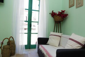 Flat-screen TV - To Konatzi tis Marikas tzai tou Yianni (Kato Drys)