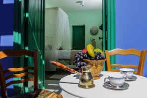 ห้องสวีท, เตียงใหญ่ 1 เตียง และโซฟาเบด, ปลอดบุหรี่ | บริเวณนั่งเล่น | ทีวีจอแบน