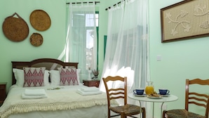 ห้องดับเบิลหรือทวิน, เตียงใหญ่ 1 เตียง, ปลอดบุหรี่ | Wi-Fi ฟรี, ผ้าปูที่นอน