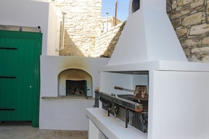 BBQ/picnic Area - To Konatzi tis Marikas tzai tou Yianni (Kato Drys)