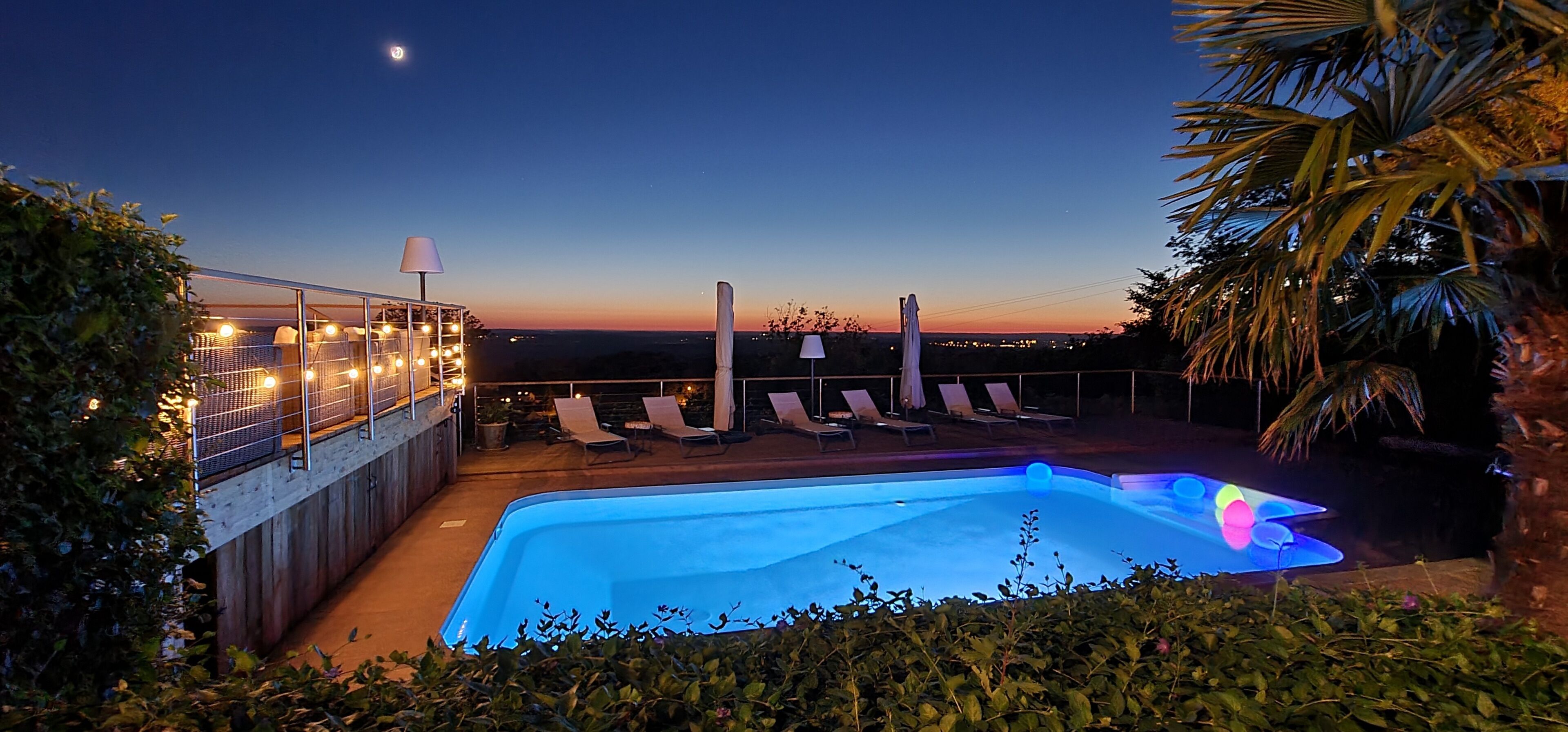 Piscine extérieure, parasols de plage, chaises longues