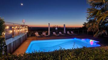 Outdoor pool, pool umbrellas, sun loungers