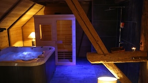 Un jacuzzi en una cabaña de madera con piso de baldosas y un banco de madera.