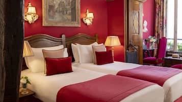 Comfort tvÄbÀddsrum | VÀrdeförvaringsskÄp pÄ rummet, individuell inredning och unika möbler