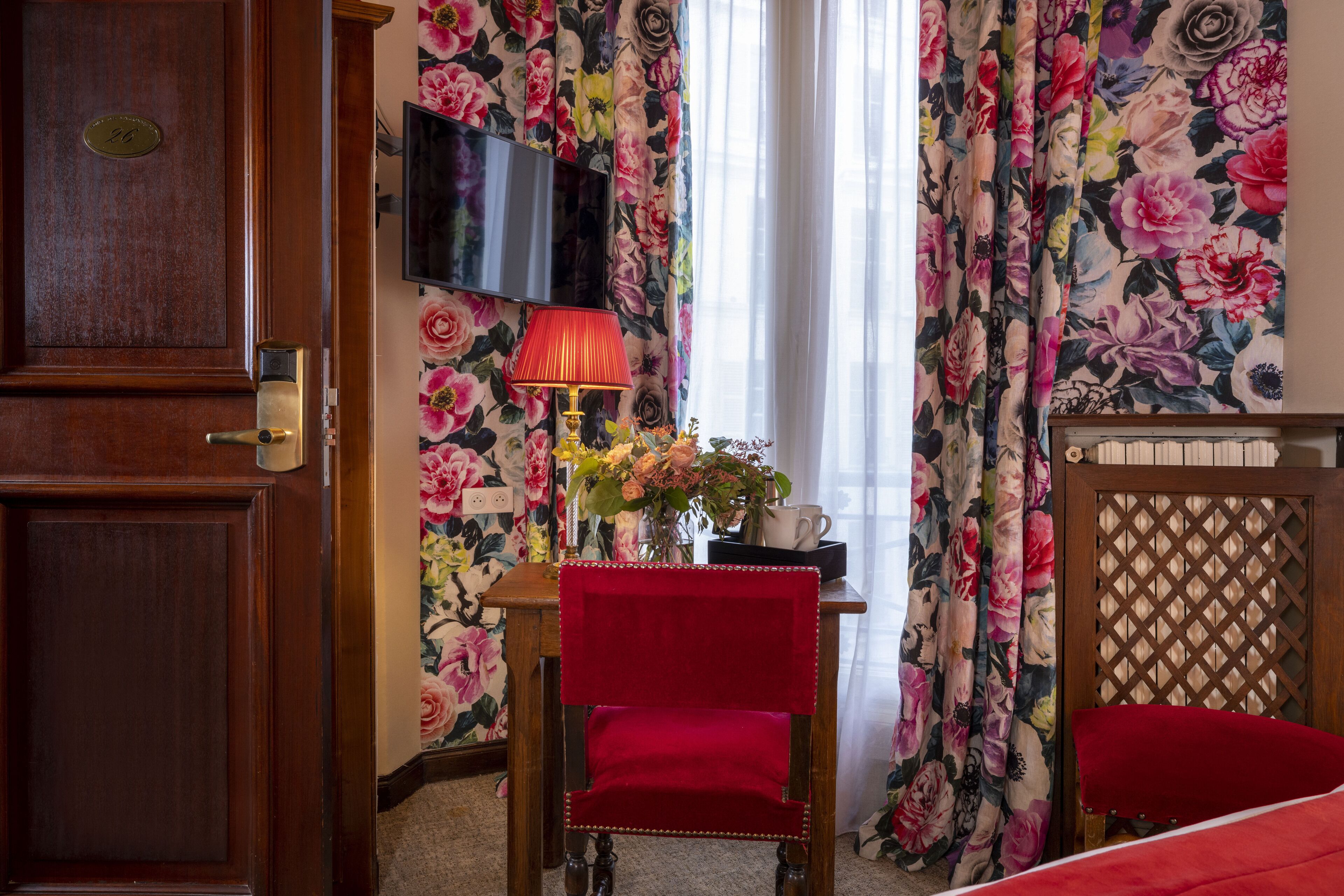 classic double room | in-room safe, individually decorated, individually furnished, desk