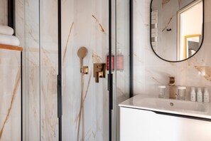 Eco-friendly toiletries, hair dryer, towels, soap - Hotel des Marronniers (Paris)