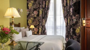 Quarto casal clássico | Cofres nos quartos, individualmente decorados